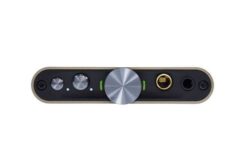 Le DAC iFi hip-dac 3 en position de charge avec le câble USB-C.