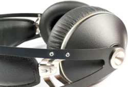 Contenu de la boîte du Meze 99 Neo incluant l'étui rigide et les accessoires.