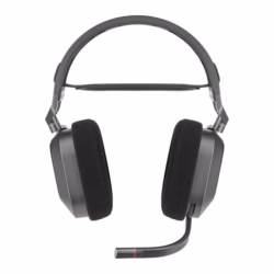 Corsair HS80 RGB Wireless porté par un utilisateur en jeu sur PC, montrant son design discret et les coussinets en tissu.