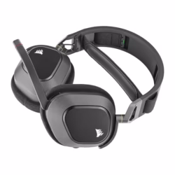 Gros plan sur l'oreillette du Corsair HS80 montrant la molette de volume, le bouton mute et l'éclairage RGB subtil.