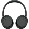 Homme portant le casque Sony WH-CH720N dans un environnement de travail ou de bureau, illustrant son design discret.