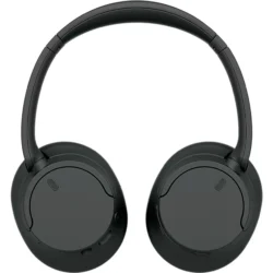Homme portant le casque Sony WH-CH720N dans un environnement de travail ou de bureau, illustrant son design discret.