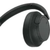 Le Sony WH-CH720N en charge via un câble USB-C, mettant en évidence la prise de charge rapide.