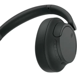 Le Sony WH-CH720N en charge via un câble USB-C, mettant en évidence la prise de charge rapide.