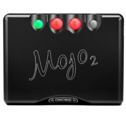 chord-mojo-dac-hd-batterie (2) Le DAC Chord Mojo 2 dans un environnement de bureau, illustrant son format compact.