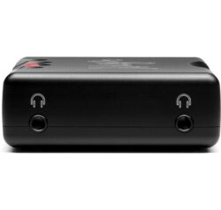 chord-mojo-dac-hd-batterie (4) Chord Mojo 2 à côté d'un casque, soulignant sa portabilité et sa puissance.