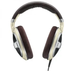 Vue de profil du Sennheiser HD 599 montrant la grille ouverte et le design ergonomique.