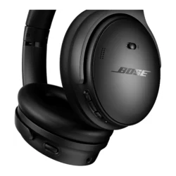 0017817848961_h_r_l_0 Casque Bose QuietComfort Headphones plié à côté de son étui de transport rigide.