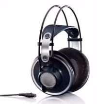 01998f0c-0aa7-76c4-b4f5-949e87f6fda8 Casque de studio AKG K702 avec arceau en cuir et coussinets en velours.