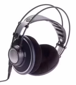 Détail de la grille ouverte et du logo AKG sur le K702.