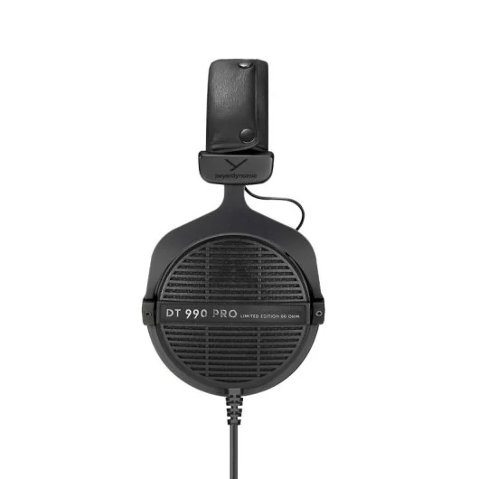 Vue rapprochée du câble spiralé et de la grille ouverte du Beyerdynamic DT 990 Pro.