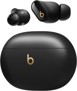 Beats Studio Buds + couleur ivoire dans leur boîtier de charge.