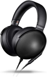 Casque Sony MDR-Z1R montrant ses larges oreillettes en cuir et sa structure robuste.