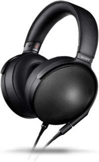 Casque Sony MDR-Z1R montrant ses larges oreillettes en cuir et sa structure robuste.