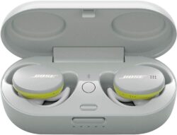 Boîtier de charge compact pour Bose Sport Earbuds ouvert.