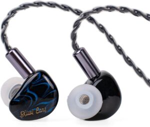 Écouteurs Kiwi Ears Cadenza en résine brillante avec leur câble tressé.
