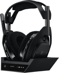 Casque Logitech G Astro A50 X noir sur sa station de base avec éclairage LED.