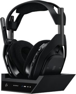 Casque Logitech G Astro A50 X noir sur sa station de base avec éclairage LED.