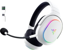Casque gaming Razer Barracuda X Chroma avec éclairage RGB actif sur les oreillettes.