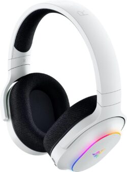 Comparaison de taille du Razer Barracuda X Chroma à côté d'une manette.