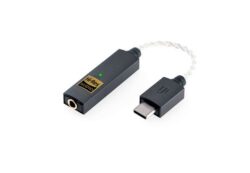 Convertisseur DAC iFi GO Link avec son câble en cuivre plaqué argent et sa sortie jack.