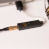 Contenu de la boîte du iFi GO Link avec adaptateurs USB et Lightning.
