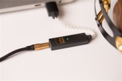 Contenu de la boîte du iFi GO Link avec adaptateurs USB et Lightning.