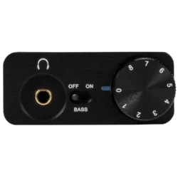 FiiO E10K posé sur un bureau à côté d'un ordinateur portable