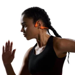 477-shokz-openrun-pro-2-auriculares-inalambricos-deportivos-de-conduccion-osea-ip55-naranja-especificaciones Vue d'ensemble du pack Shokz OpenRun Pro 2 avec son étui de transport rigide.
