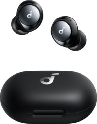 Écouteurs Soundcore Space A40 noirs avec boîtier de charge compact.