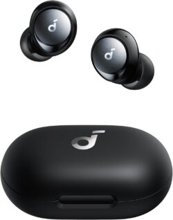 51EwBP9U2YL._AC_SL1500_ Écouteurs Soundcore Space A40 noirs avec boîtier de charge compact.