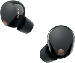 Gros plan sur le design ultra-compact de l'écouteur Sony WF-1000XM5.