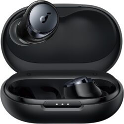 61VxdJGkQ6L._AC_SL1500_ Détail de l'écouteur Soundcore Space A40 montrant sa forme ergonomique.