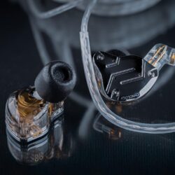 Installation des embouts Comply TX-500 sur des écouteurs intra-auriculaires.