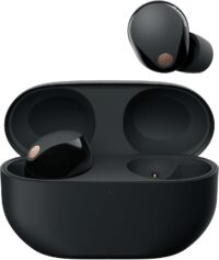 Écouteurs Sony WF-1000XM5 noirs dans leur boîtier de charge compact.
