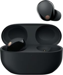 Écouteurs Sony WF-1000XM5 noirs dans leur boîtier de charge compact.