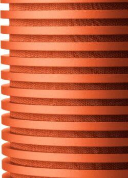 L'enceinte Beosound Explore tenue en main pour apprécier sa taille compacte.