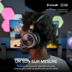 81VbulsQ2EL._AC_SL1500_ Le casque Corsair Virtuoso MAX posé de face montrant l'arceau réglable.