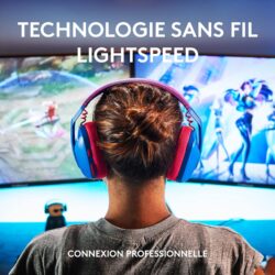 91unDtHnWiL._AC_SL1500_ Logitech G435 LIGHTSPEED bleu sur support de bureau.