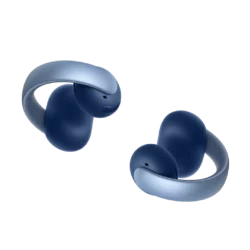 A3388G31_TD01_V1_3838x Écouteurs Soundcore AeroClip noirs fixés sur une oreille en mode clip-on.
