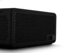Mousqueton métallique fourni avec l'enceinte Inwa pour usage nomade.